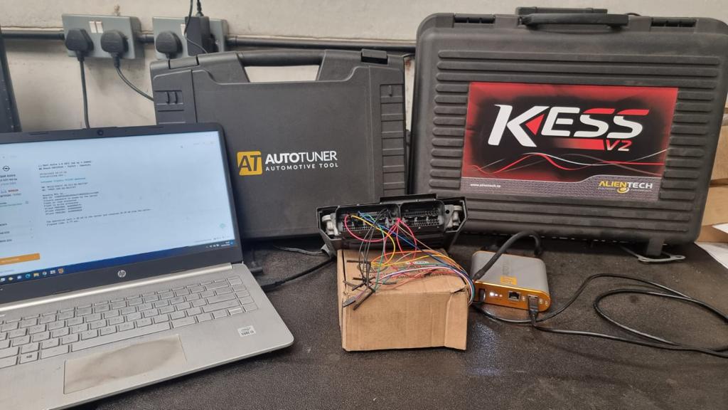Diagnostic equipment connected to a vehicle